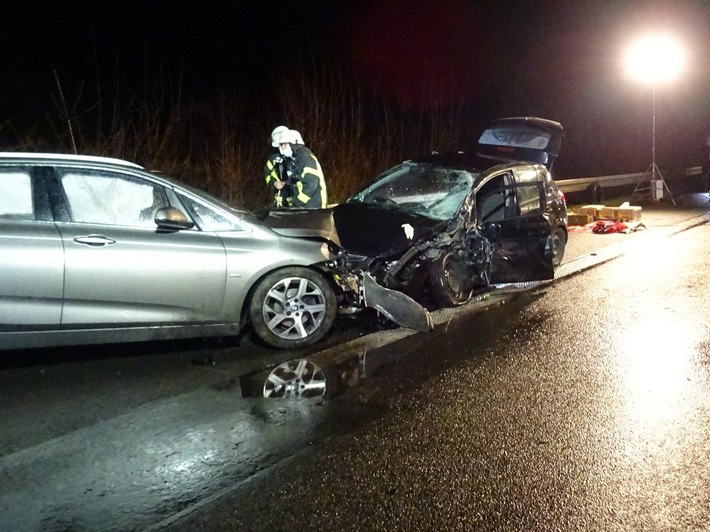 FW Sonsbeck: Verkehrsunfall mit mehreren PKW auf der A57 - ManV-Alarm ausgelöst