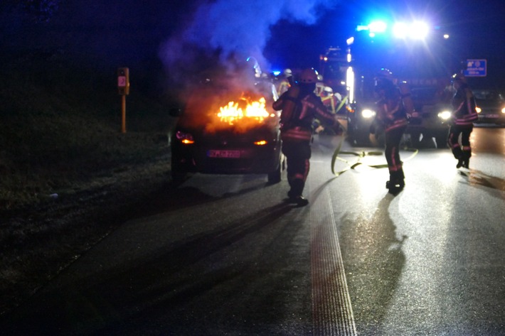 FW Stockach: Fahrzeugbrand auf der Autobahn