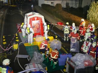 FW Stockach: Umgekippter Gefahrgut-LKW / Großeinsatz für die Rettungskräfte