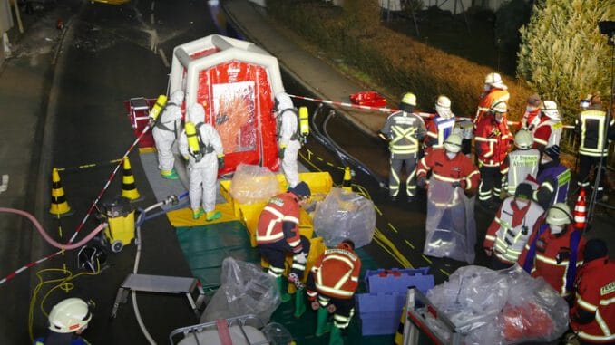 FW Stockach: Umgekippter Gefahrgut-LKW / Großeinsatz für die Rettungskräfte