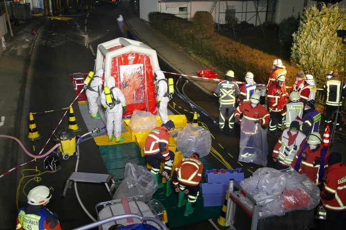FW Stockach: Umgekippter Gefahrgut-LKW / Großeinsatz für die Rettungskräfte