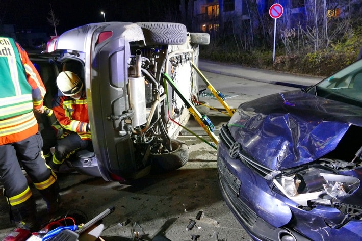 FW Stockach: Verkehrsunfall - Hybridfahrzeug