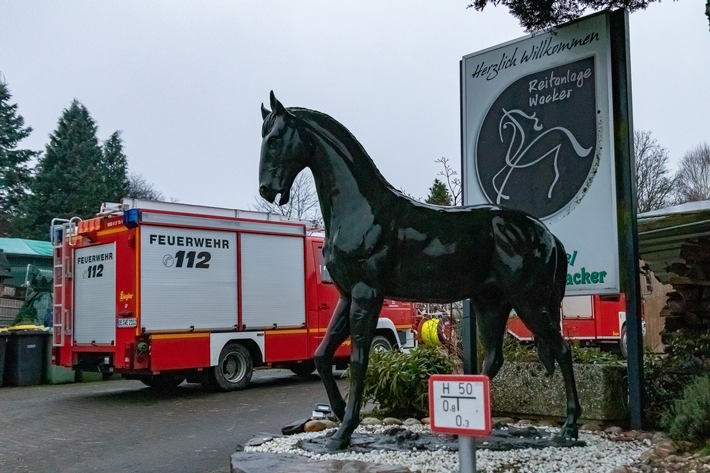 FW Wenden: &quot;Feuer 3 / Brennt Reiterhof!&quot; - Einheit Wenden festigt ihre Kompetenz im Umgang mit Großtieren