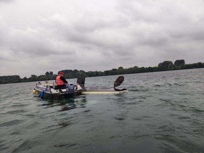 FW Xanten: Segelboot kentert auf Xantener Nordsee