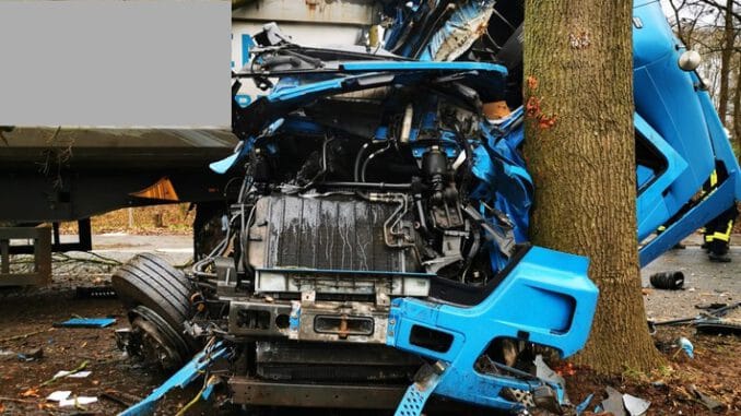 Feuerwehr Kalkar: Schwerer Verkehrsunfall mit einem LKW