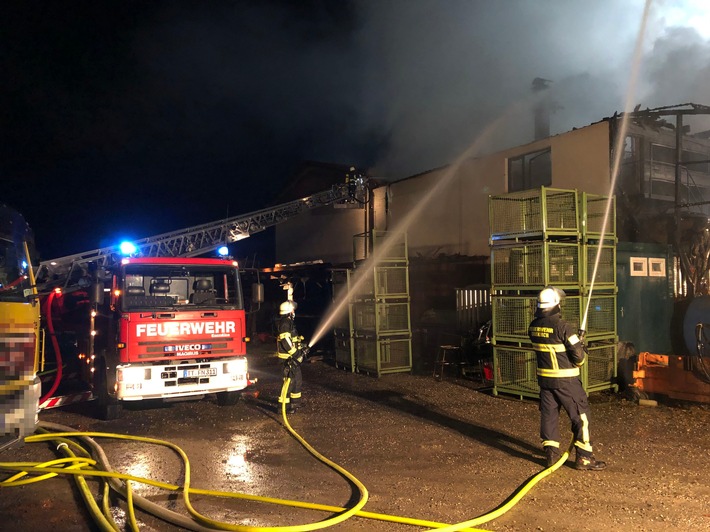 KFV Bodenseekreis: Brand einer Lagerhalle verursacht Millionenschaden