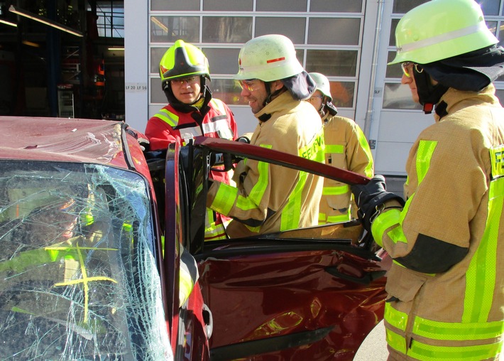 KFV Bodenseekreis: Gemeinsame Weiterbildung von Werkfeuerwehr Airbus und Feuerwehr Markdorf in technischer Unfallrettung