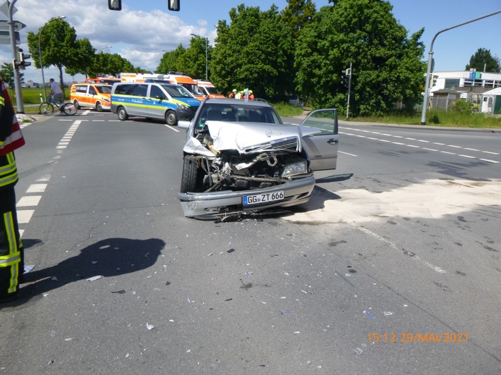 POL-GG: Verkehrsunfall zwischen PKW und Rettungswagen, Lichtbilder