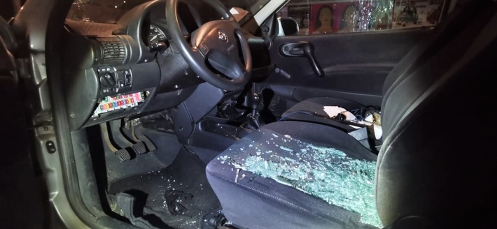 POL-K: 211008-6-K Randalierer schlägt mit Fahrrad auf geparktes Auto ein