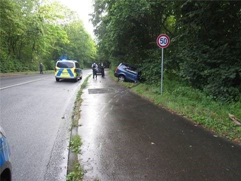 POL-ME: Auf nasser Fahrbahn Kontrolle verloren - Ratingen - 2108149