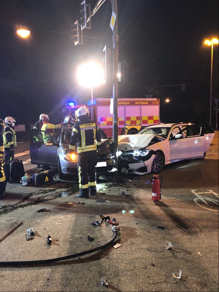 POL-ME: Beim Abbiegen einen anderen Pkw übersehen - Zwei Personen verletzt - Zwei Pkw mit Totalschaden - Mettmann - 2103067