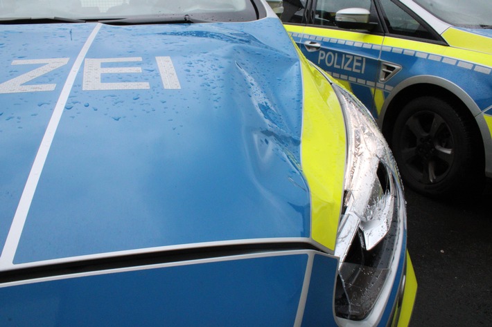 POL-SU: Kuh attackiert Streifenwagen
