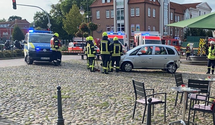 POL-WHV: Verkehrsunfall am Alten Markt fordert zwei Leichtverletzte Personen sowie einen verstorbenen Hund - 92 Jähriger fuhr über Gastronomie-Außenbereich vor den Sagenbrunnen